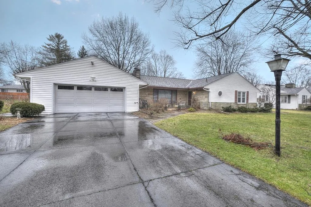 690 Forest Lawn Dr photo 1