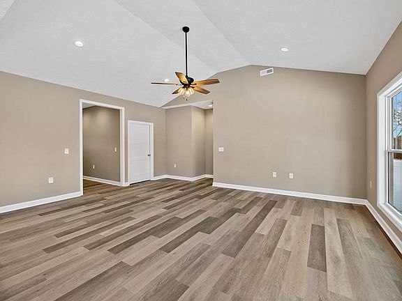 4th image of 2658 Cedrus Ave