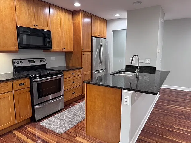 2 bed, 900 sqft, $1,800 — Photo 3
