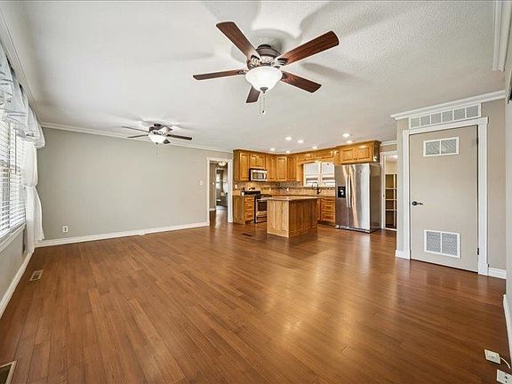 5th image of 630 W 10th Ave