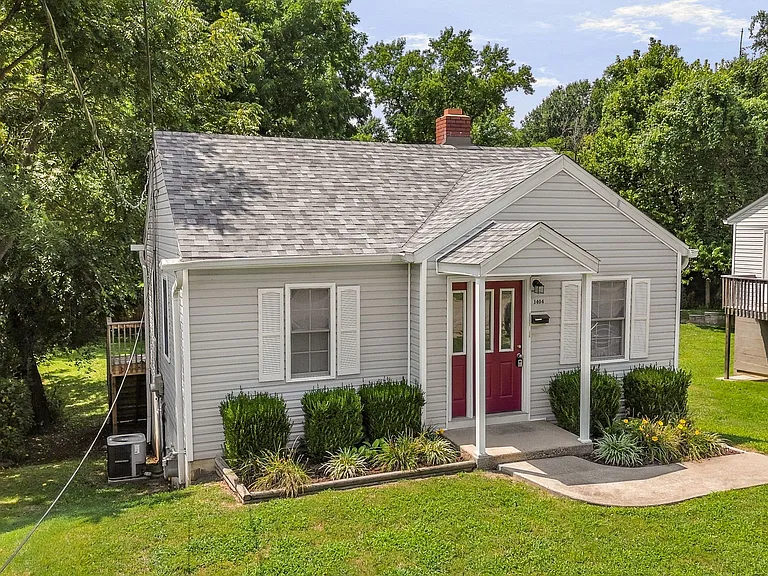 1404 E Elm St — Photo 21
