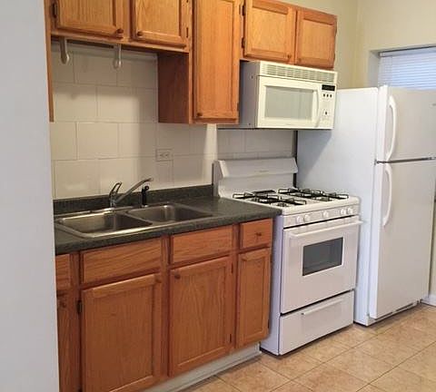 3rd image of 1342 W Argyle St APT 2S