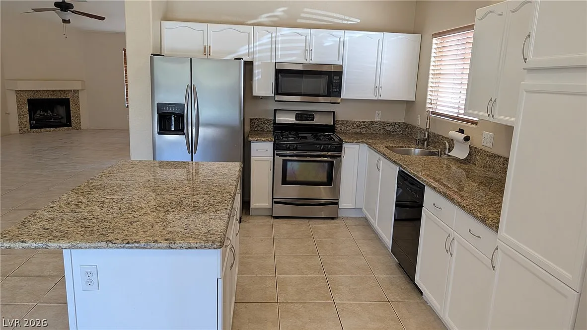 3 bed, 2.0 bath, 1802 sqft, $2,495 — Photo 4