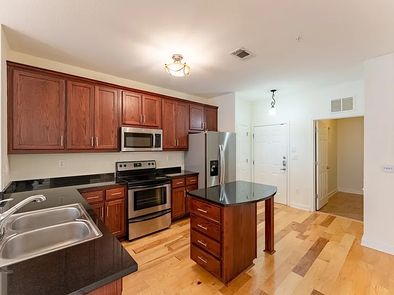 910 W 25th St #504 — Photo 5