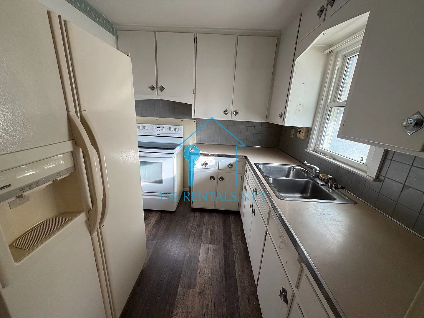 $950 - 2 bedroom / 1 bathroom - Home with a fenced yard and garage! — Photo 3