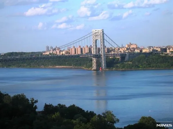 3 Horizon Rd APT 1418, Fort Lee, NJ 07024