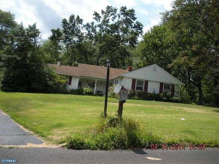 2nd image of 1231 Lois Rd