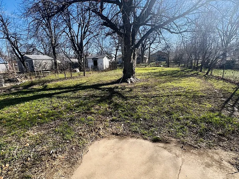 1213 W Oak Ave — Photo 9