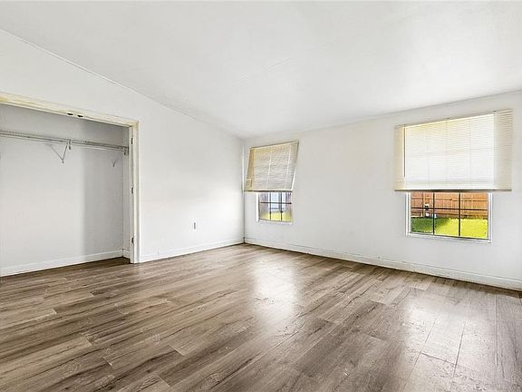 5th image of 153 Elaine Dr