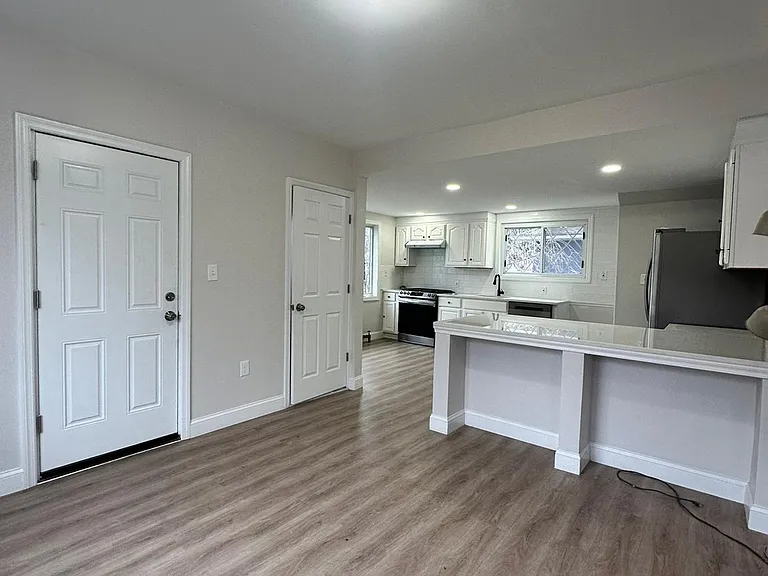 181 W Stearns St — Photo 3