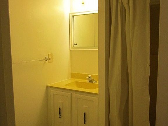 5th image of 1711 Meadowbrook Dr APT 8