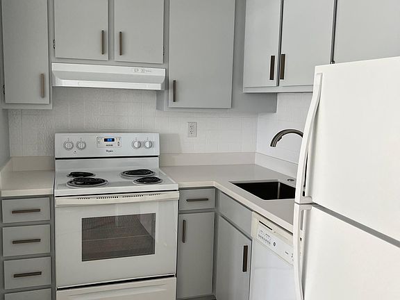 5th image of 3053 Pine St APT 101