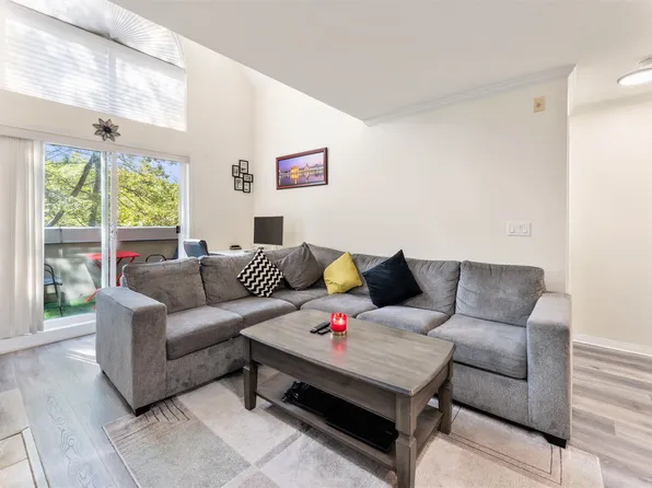 12155 75a Ave #406, Surrey, BC V3W 1B9