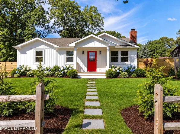 33 School St, Hampton Bays, NY 11946