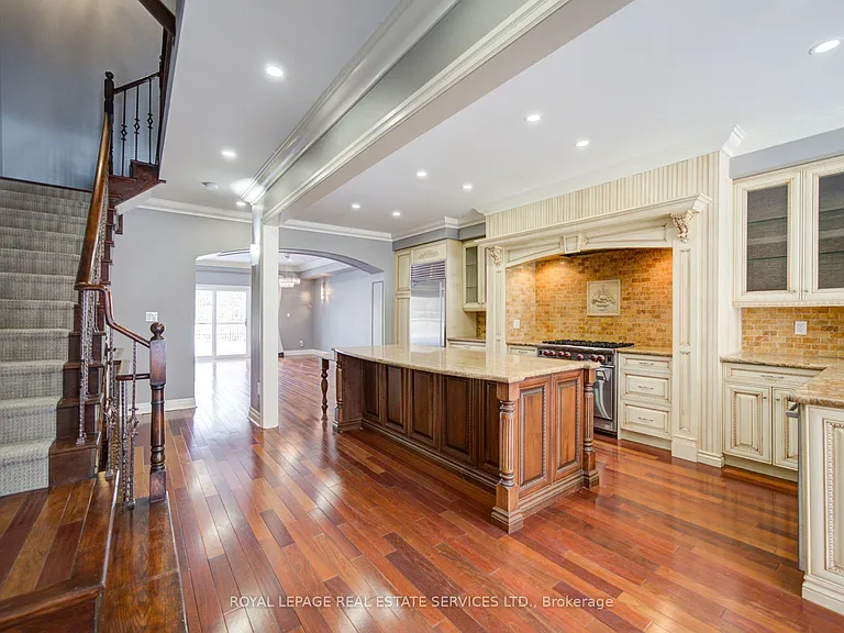 115 Saint Lawrence Dr — Photo 3