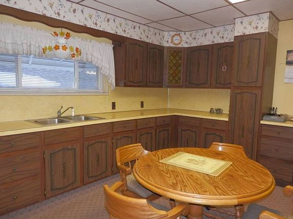 Convenient eat in kitchen with lots of cabinets