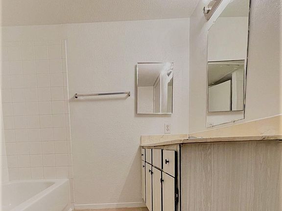 3rd image of 407 Gladstell St #55