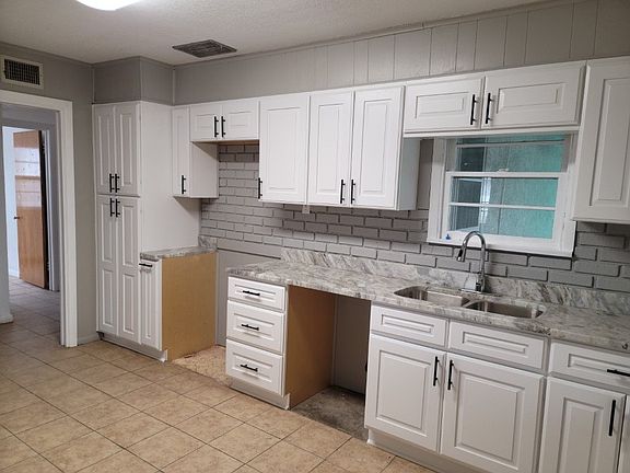 4th image of 118 W Oliver St