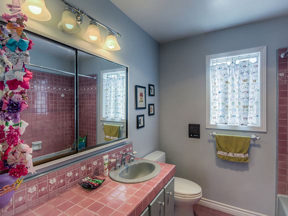 children\'s bathroom w tub