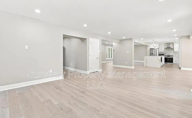 5 bed, 3.5 bath, 2861 sqft, $4,200 — Photo 4