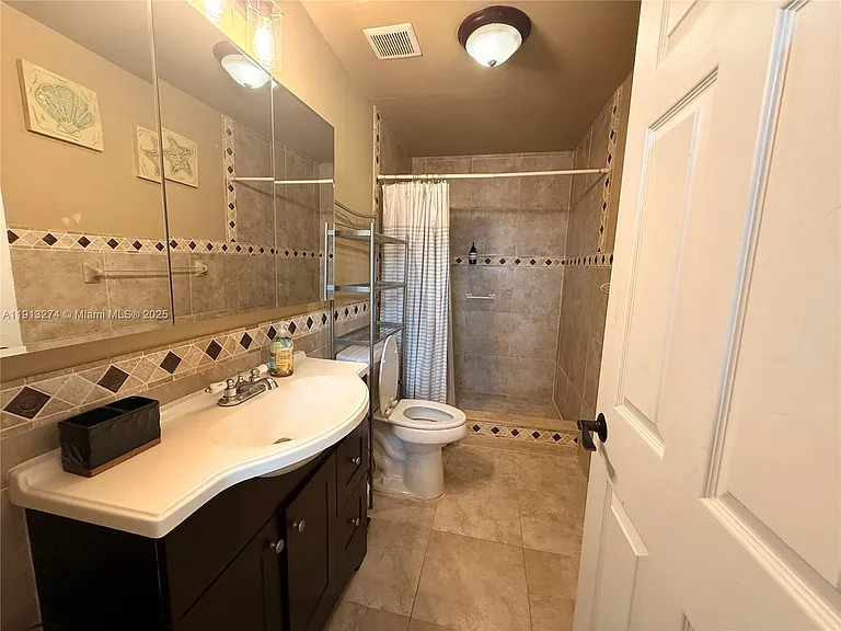 2435 Wilson St — Photo 14