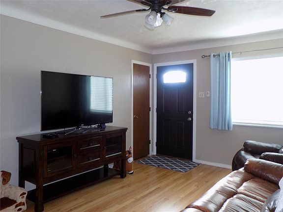 4th image of 5727 Devonshire Ave