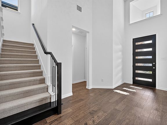 4th image of 719 Uplands Dr