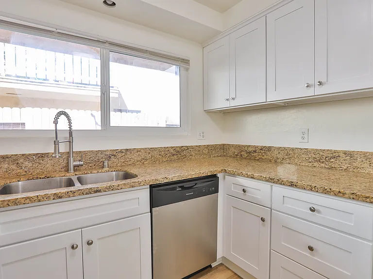 327 W Kelly Ave #B — Photo 16