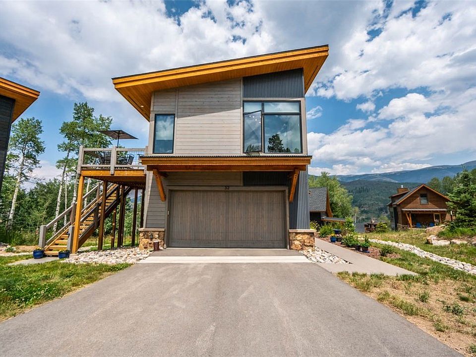 Beautiful modern home in a cul de sac with 2 parking spaces in a heated garage and private driveway.
