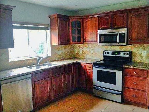 4th image of 10300 NW 10th Ct