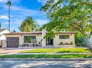 19434 Calvert St, Tarzana, CA 91335