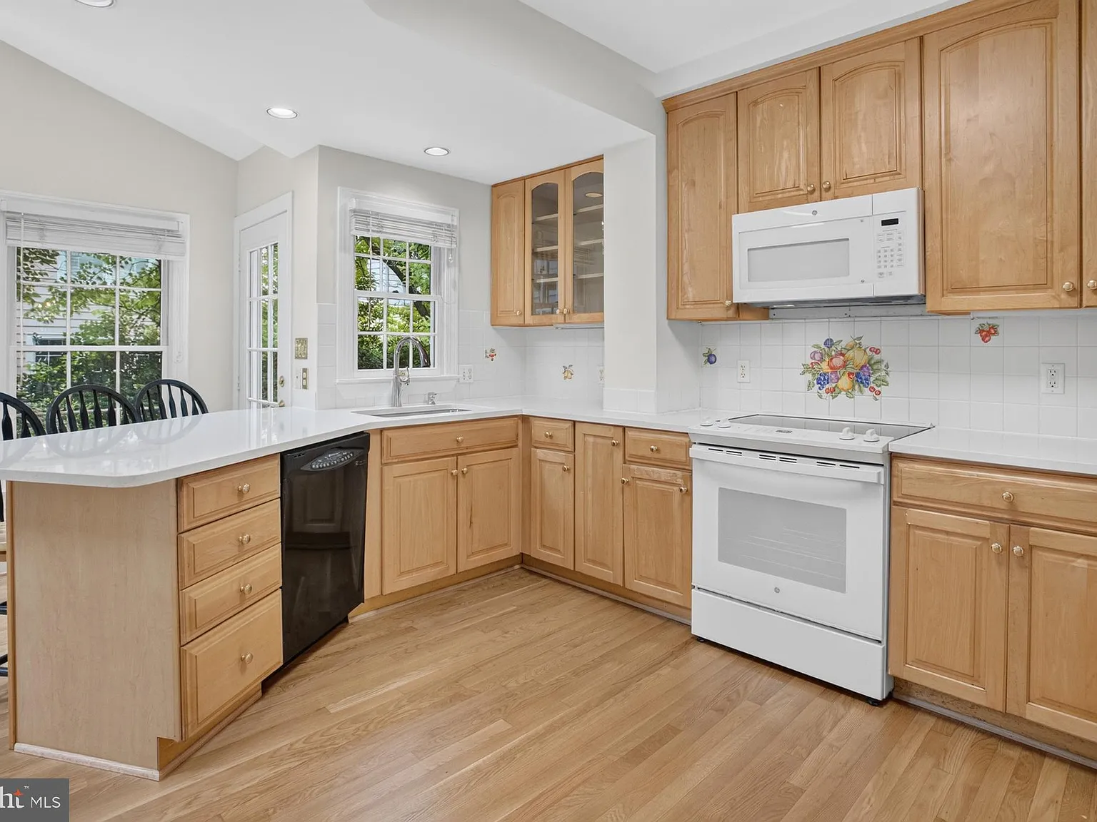 3 bed, 4.0 bath, 2234 sqft, $4,900 — Photo 3