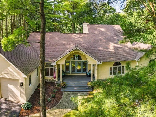 6900 Patrick Ct, Clarkston, MI 48346