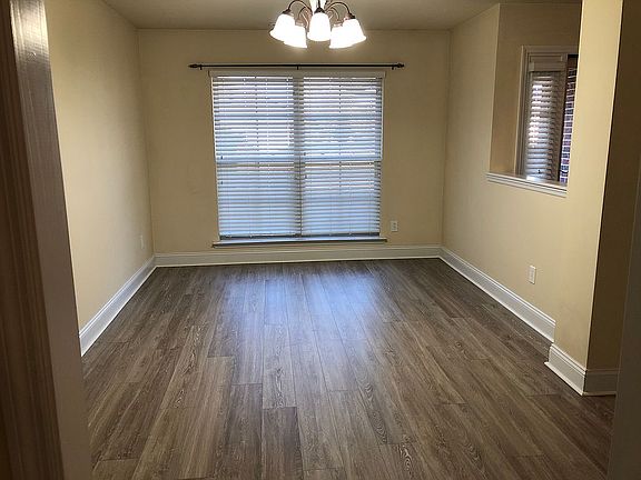 Formal dining (10'4"x15'10")