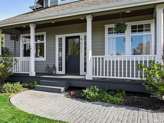 This Fort Ward community features public water and sewer from the City of Bainbridge Island, enhancing the simplicity of living in this wonderful neighborhood.