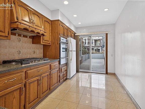 5th image of 1847 W 9th St