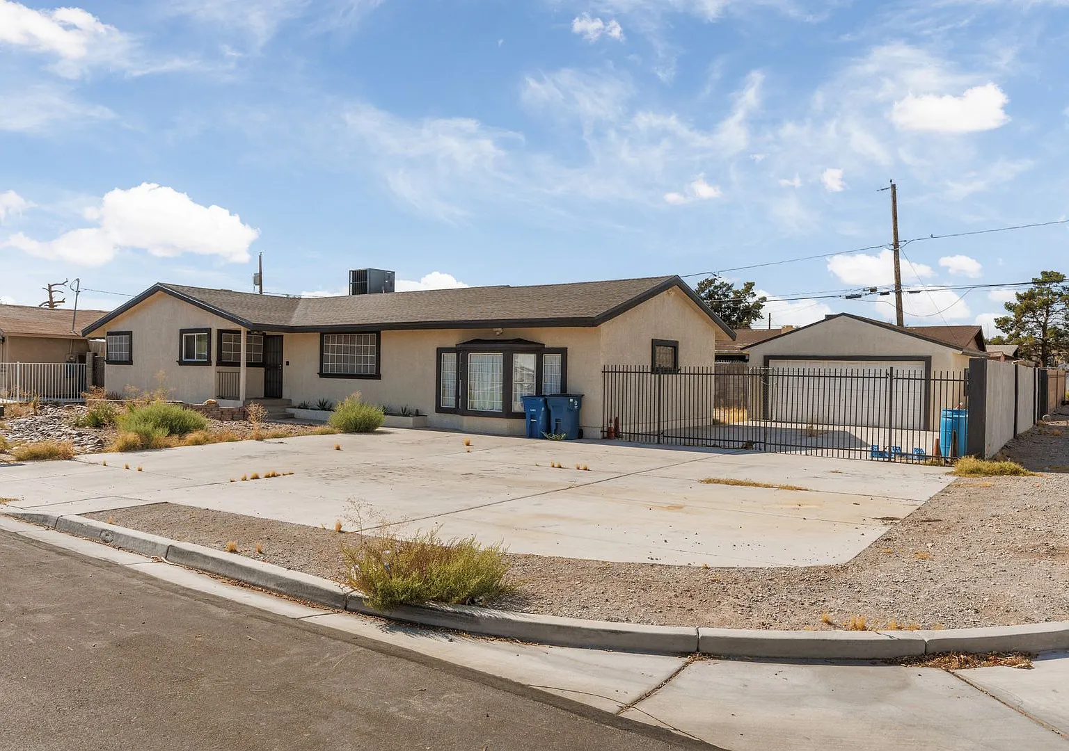 Single story with plenty of parking for toys and no HOA — Photo 2