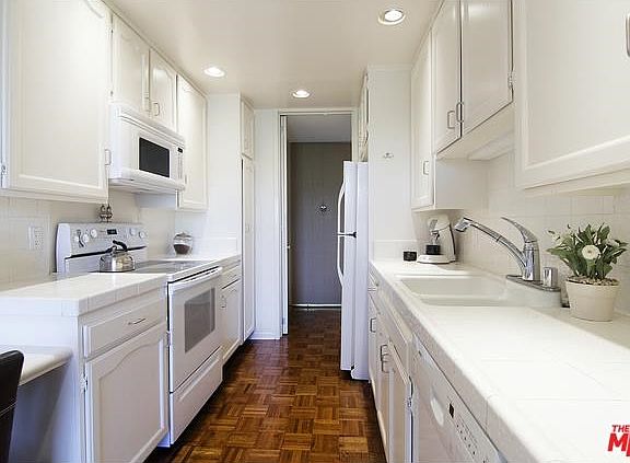 5th image of 2324 S Beverly Glen Blvd Unit 208