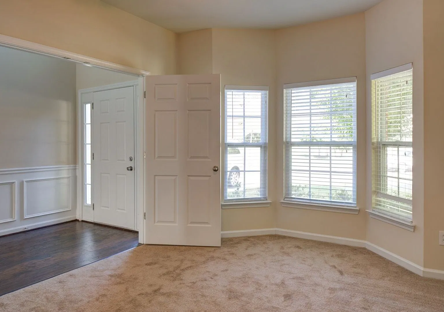 Spacious 5-Bedroom Suwanee Home | Swim/Tennis Community | Lambert High School District — Photo 2