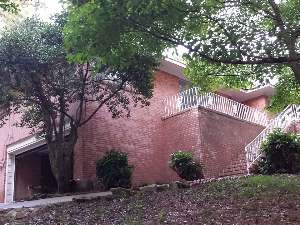 Front of house w/garage
