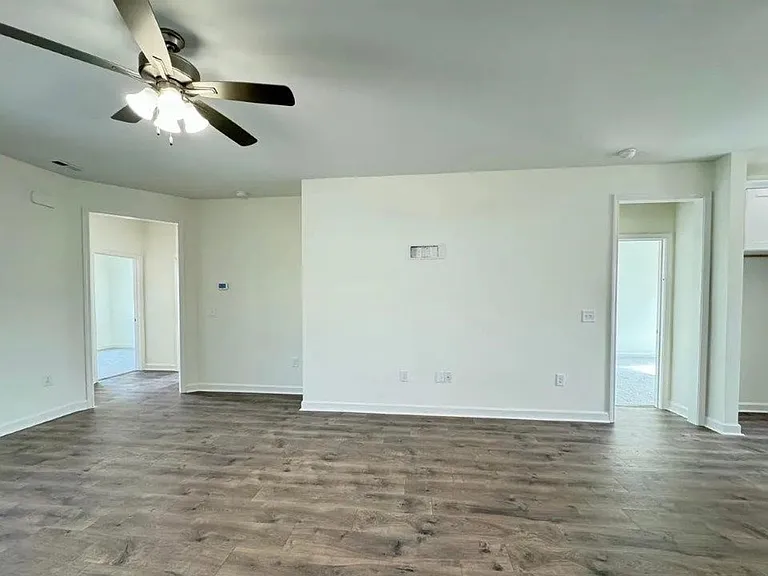 106 E Sillinger Dr — Photo 4