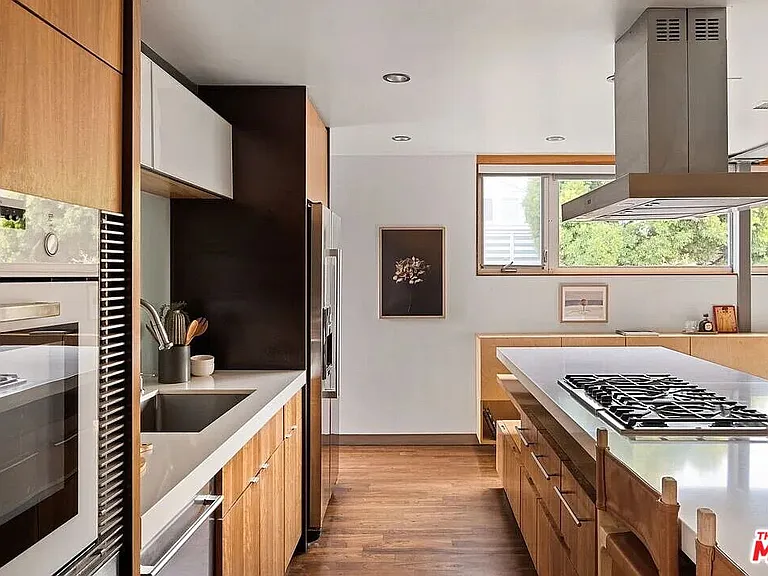724 Superba Ave — Photo 6