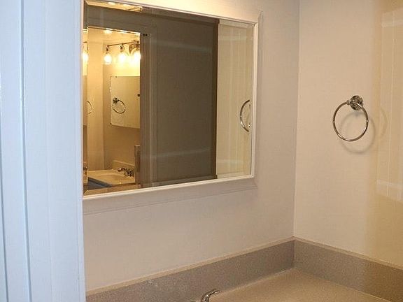 5th image of 2038 Paradise Dr APT 3