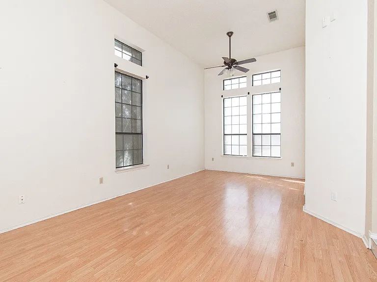 2304 Iowa Dr — Photo 2