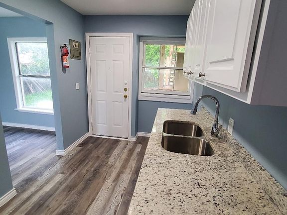 2nd image of 646 Glazebrook St #2
