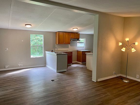 4th image of 132 SE 154th Ave