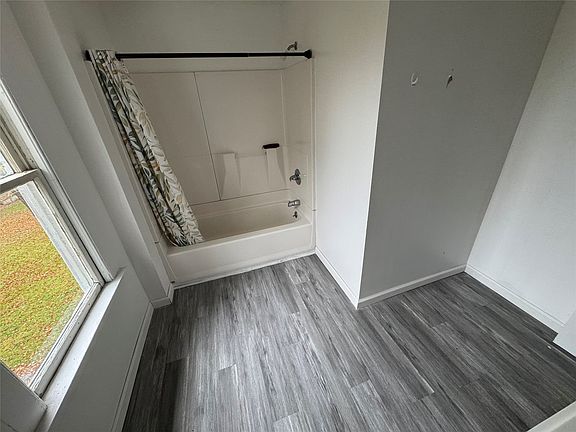 3rd image of 49 Hooper Rd