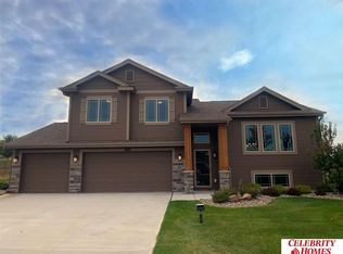 1910 Hummingbird Dr, Bellevue, NE 68123
