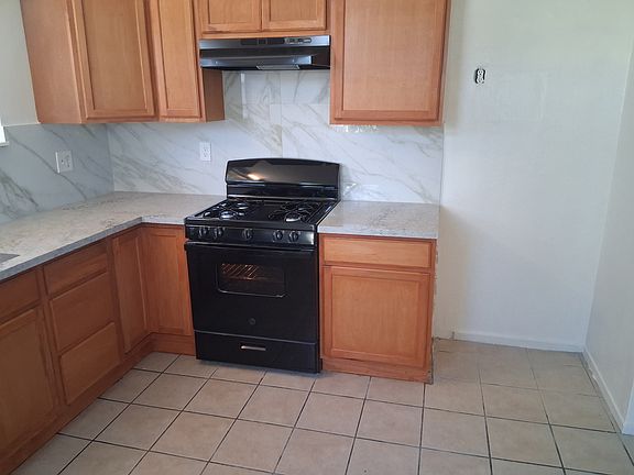 4th image of 810 Hill Ct