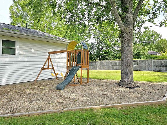 3rd image of 3000 W Clifton Ct